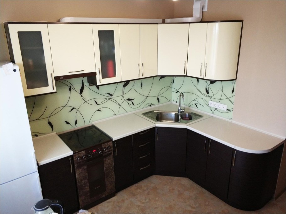 Кухня с трапециевидным углом