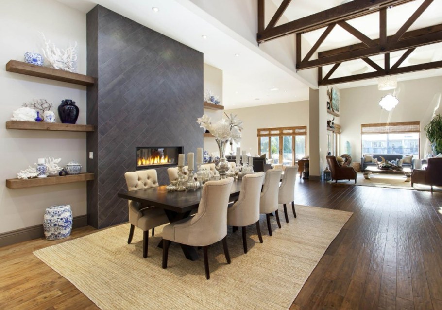 Гостиная столовая с камином в частном доме