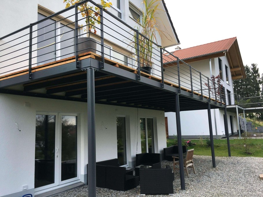 Приставной балкон в частном доме