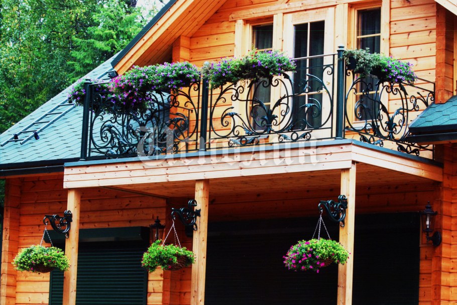 Деревянный балкон в частном доме