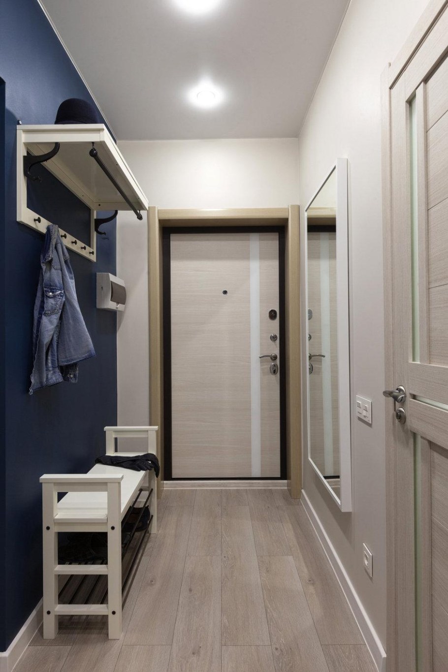 Отделка узкой прихожей