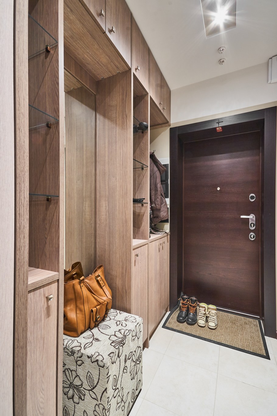 Прихожая для узкого коридора