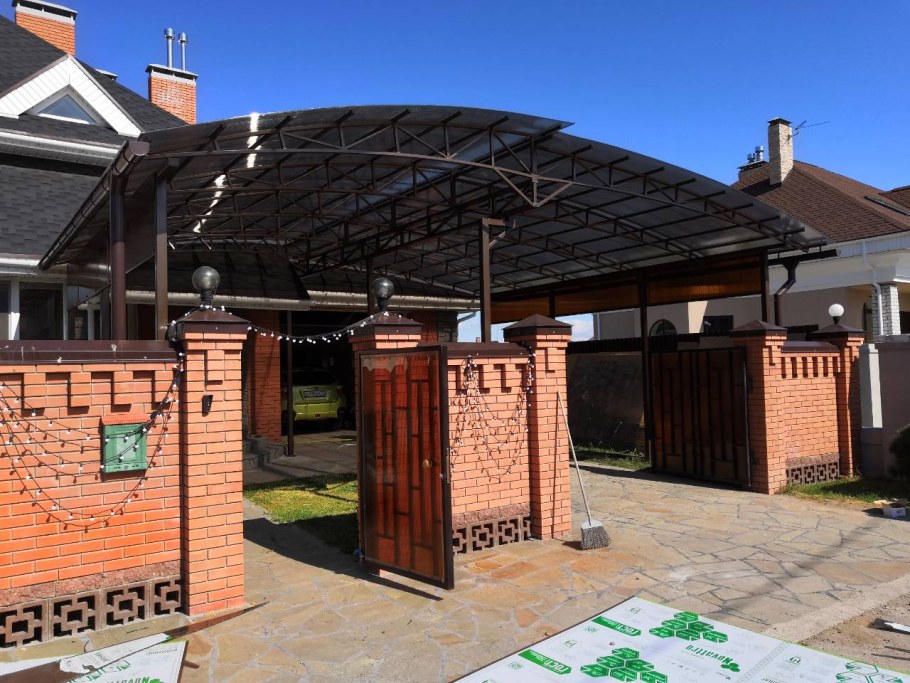 Двор с навесом в частном доме