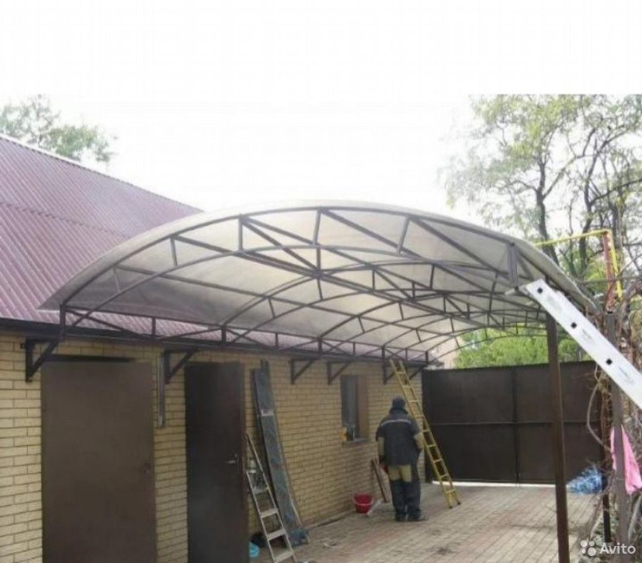 Навесы из поликарбоната во дворе