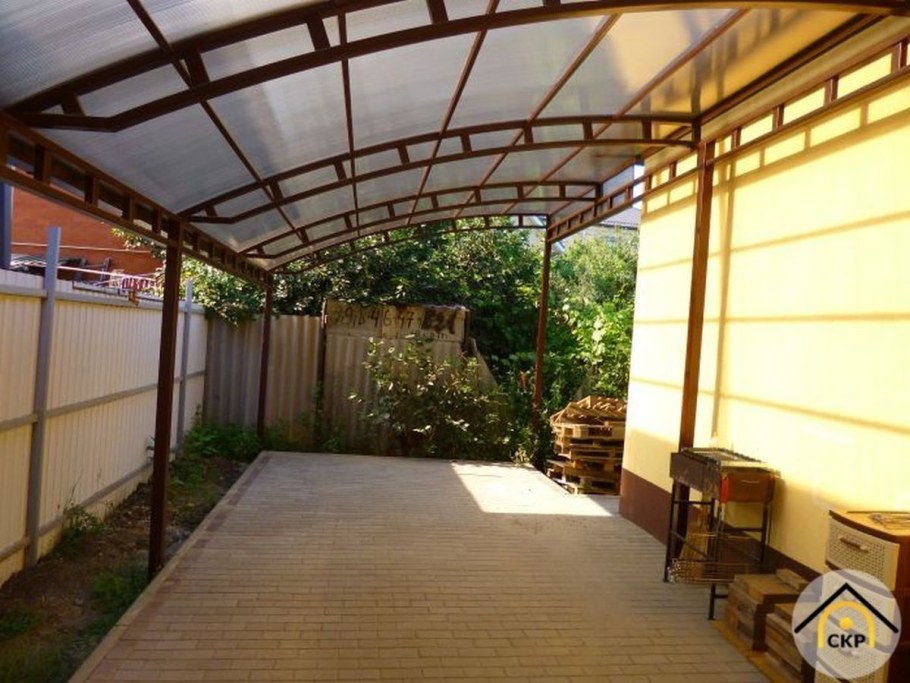 Двор с навесом в частном доме