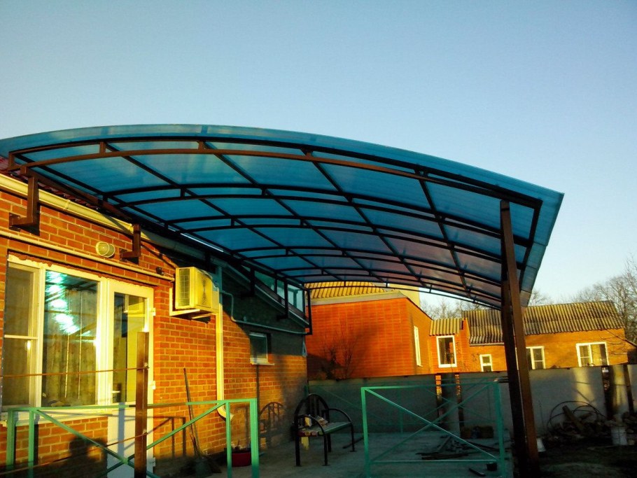 Навес над двором