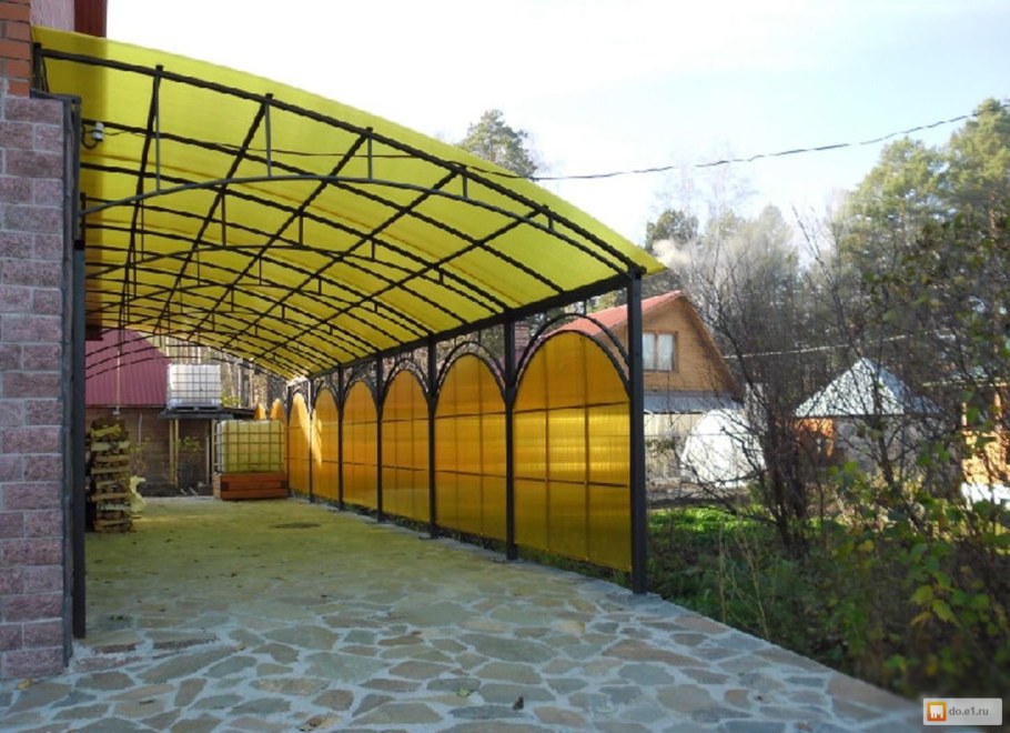 Навесы из поликарбоната во дворе