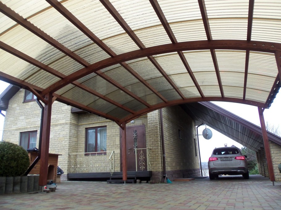 Навесы из поликарбоната во дворе частного
