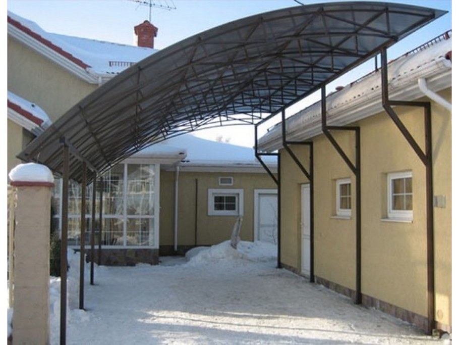Навес над двором из поликарбоната