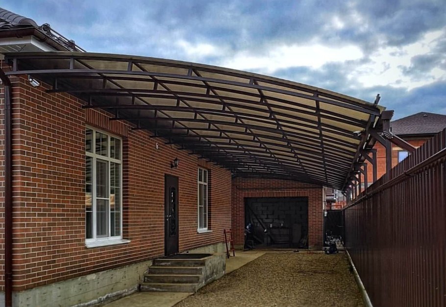 Навес над двором из поликарбоната