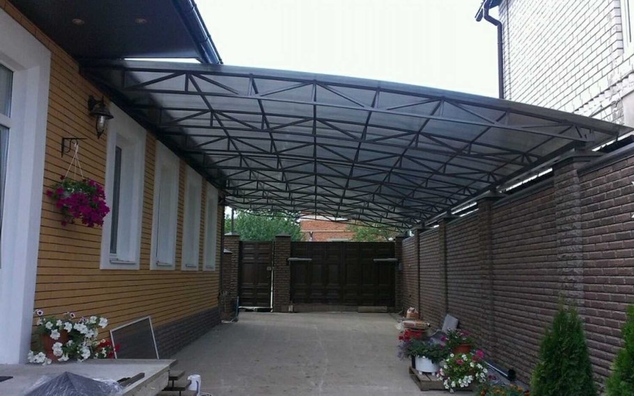 Навес к дому из поликарбоната