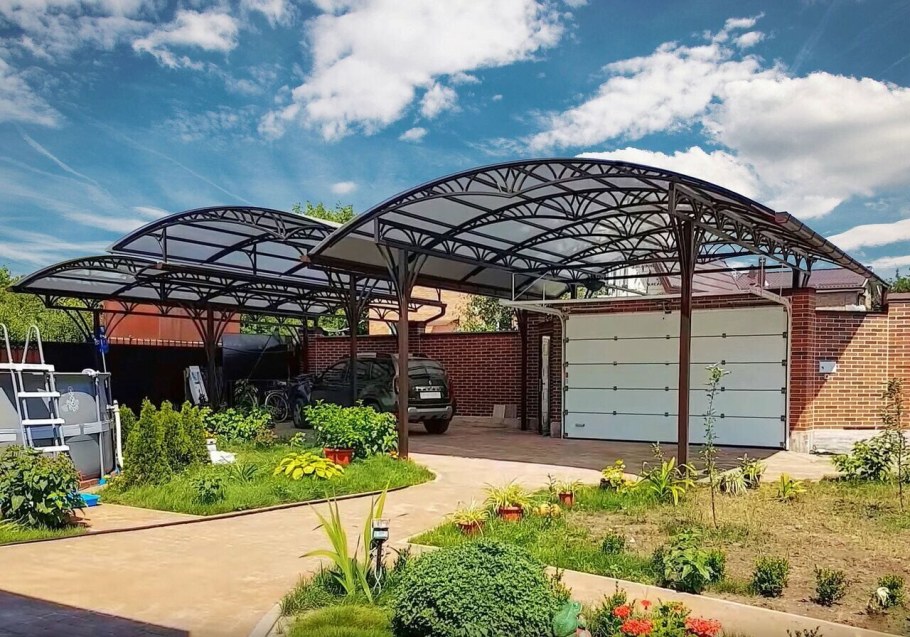 Навесы из поликарбоната во дворе