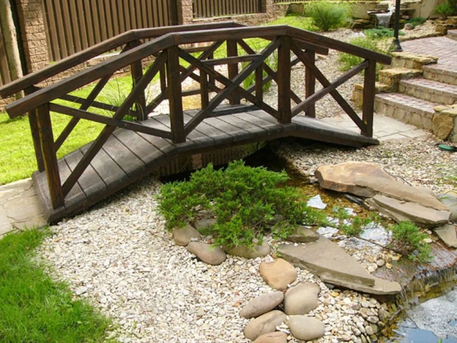 Деревянный мостик для сада