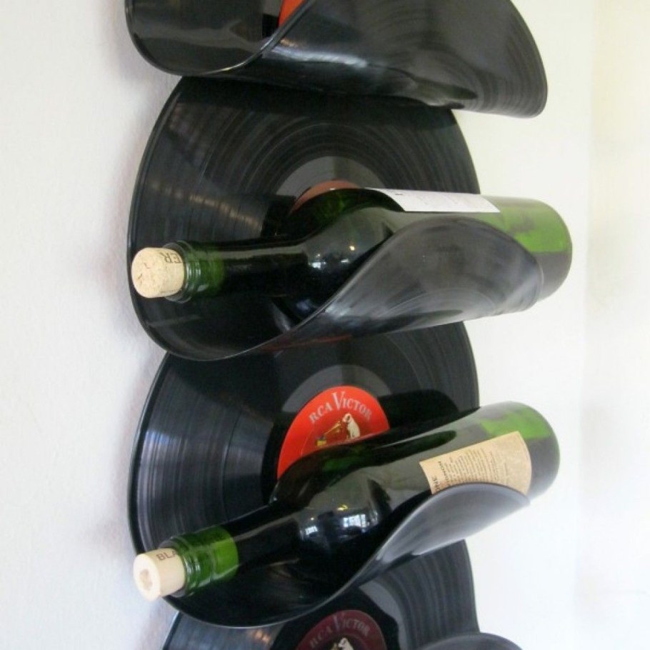 Полка из виниловых пластинок