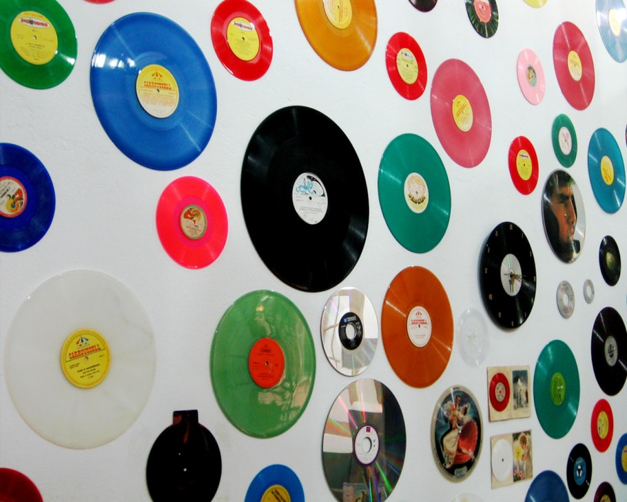 Виниловые диски на стене