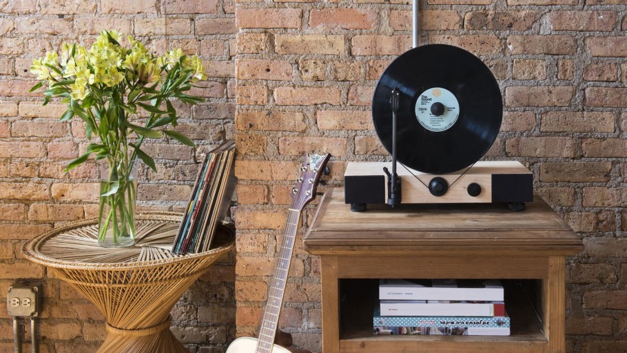 Проигрыватель виниловых пластинок в интерьере