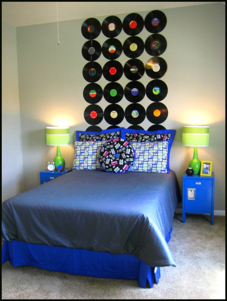 Украшение стены виниловыми пластинками