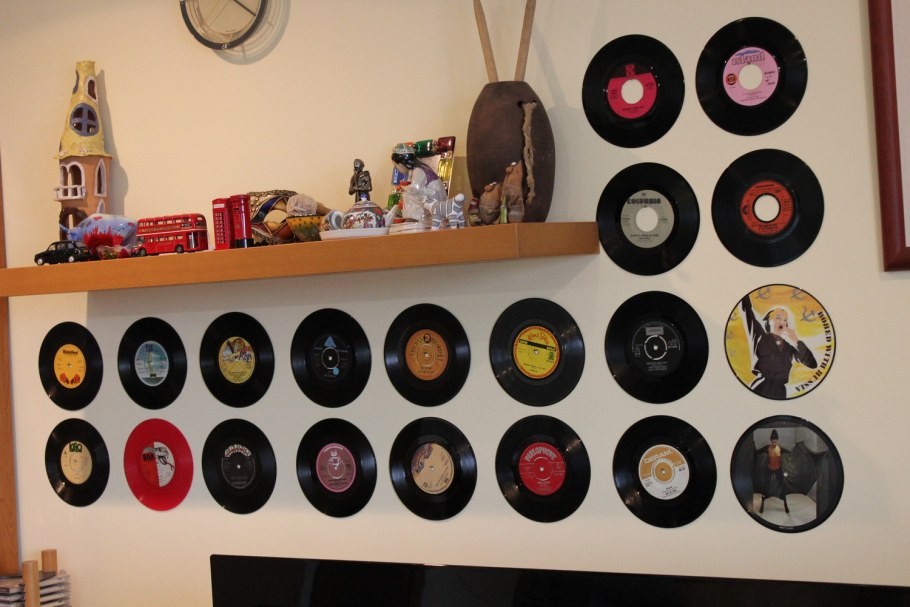 Стена из виниловых пластинок в интерьере