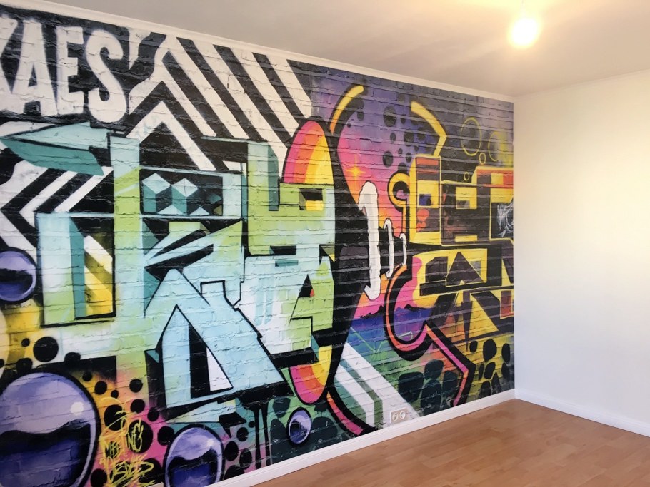 Граффити на стене в комнате