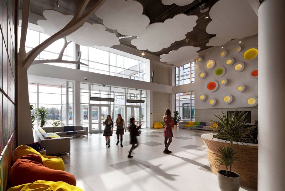 Интерьер холла школы