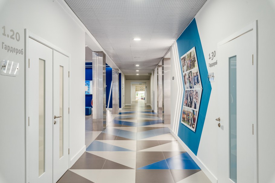 Интерьер холла школы