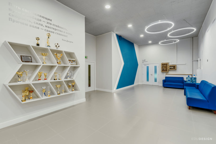 Интерьер вестибюля школы