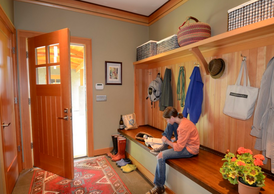 Прихожая для большой семьи