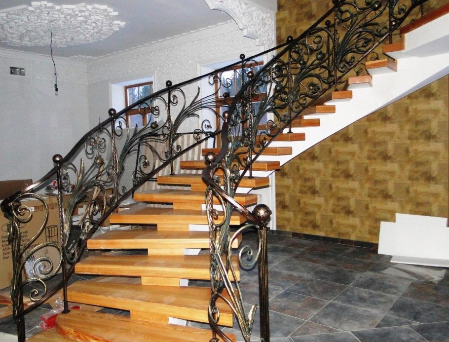 Лестница с кованными перилами