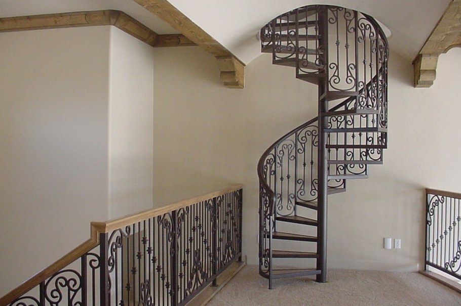 Лестница винтовая металлическая