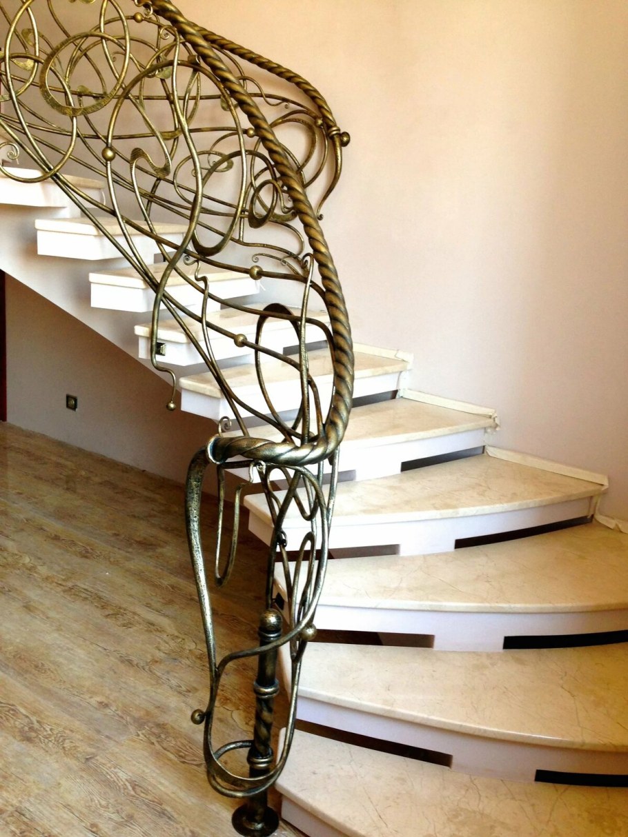 Кованая полукруглая лестница