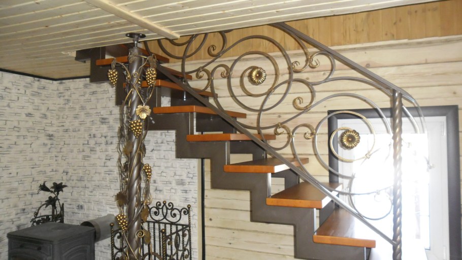 Лестница 2 косоура металл с ковкой