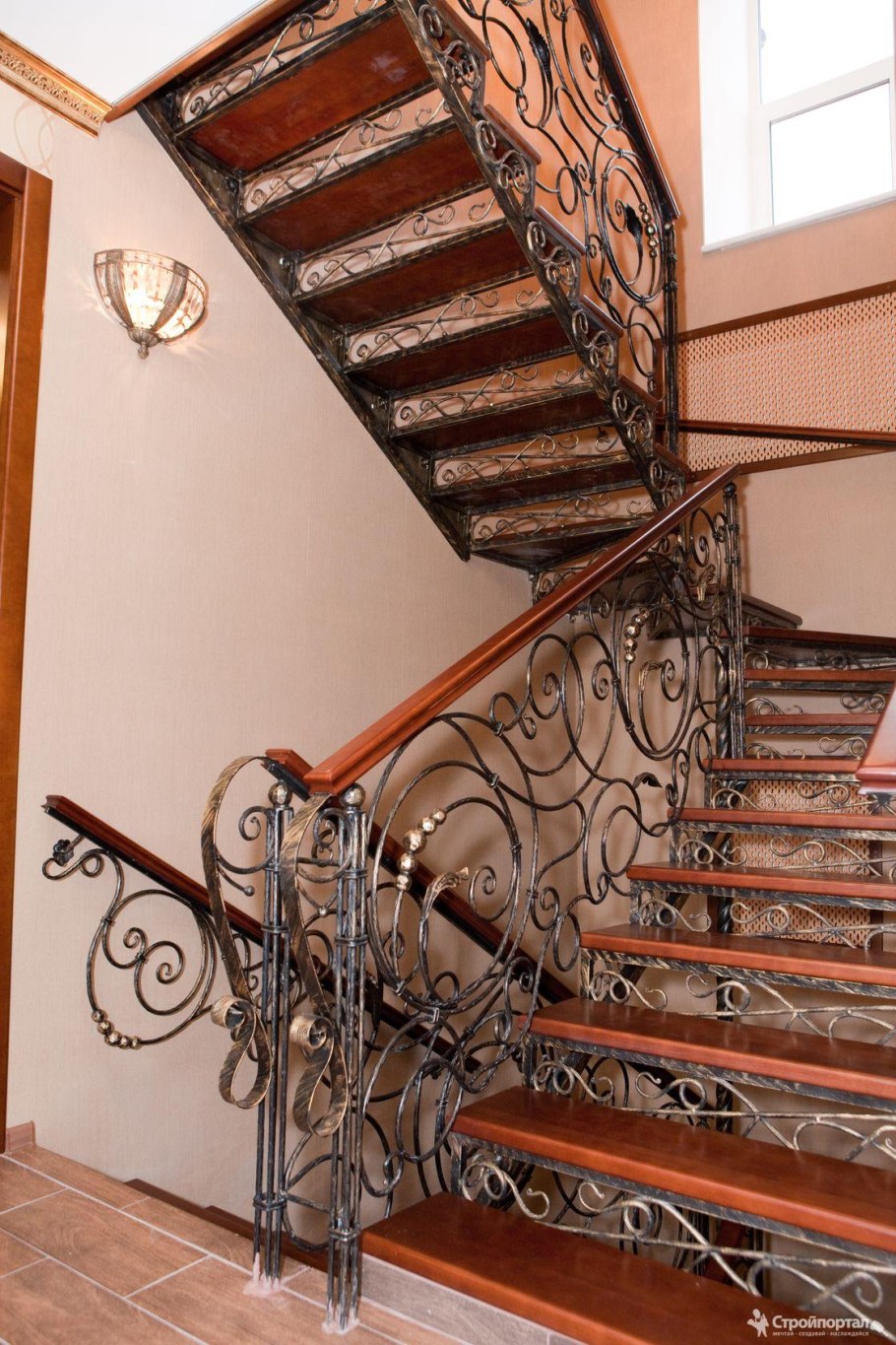 Перила на забежной лестнице