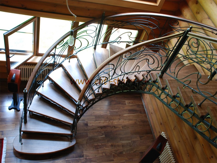 Полувинтовая лестница на второй этаж из металла