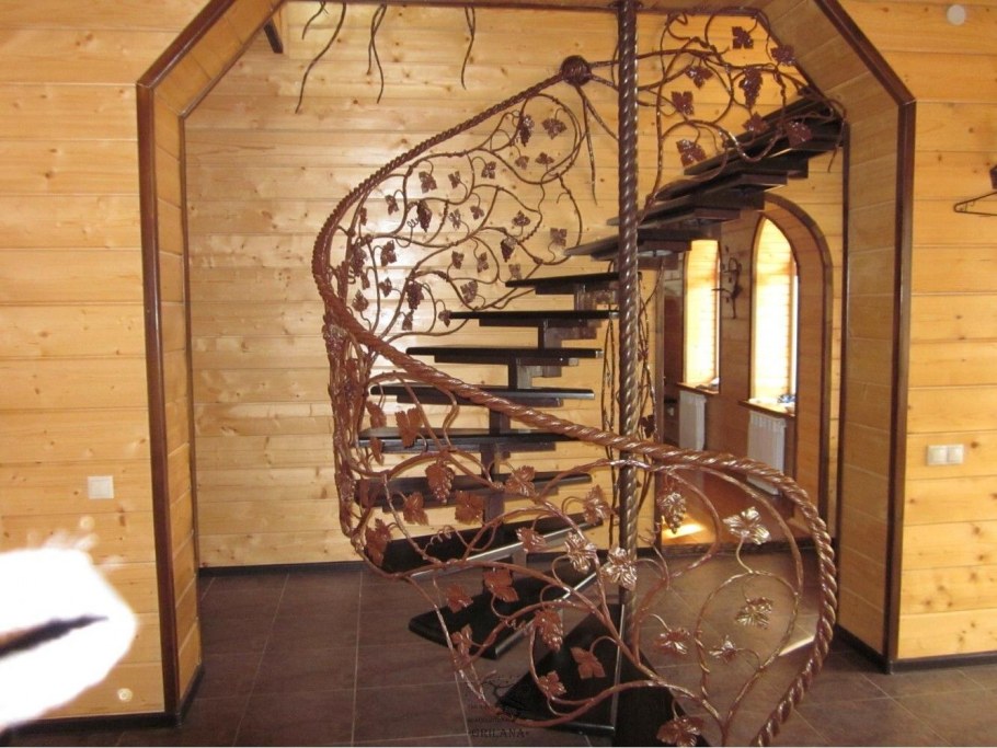 Полувинтовые кованые лестницы