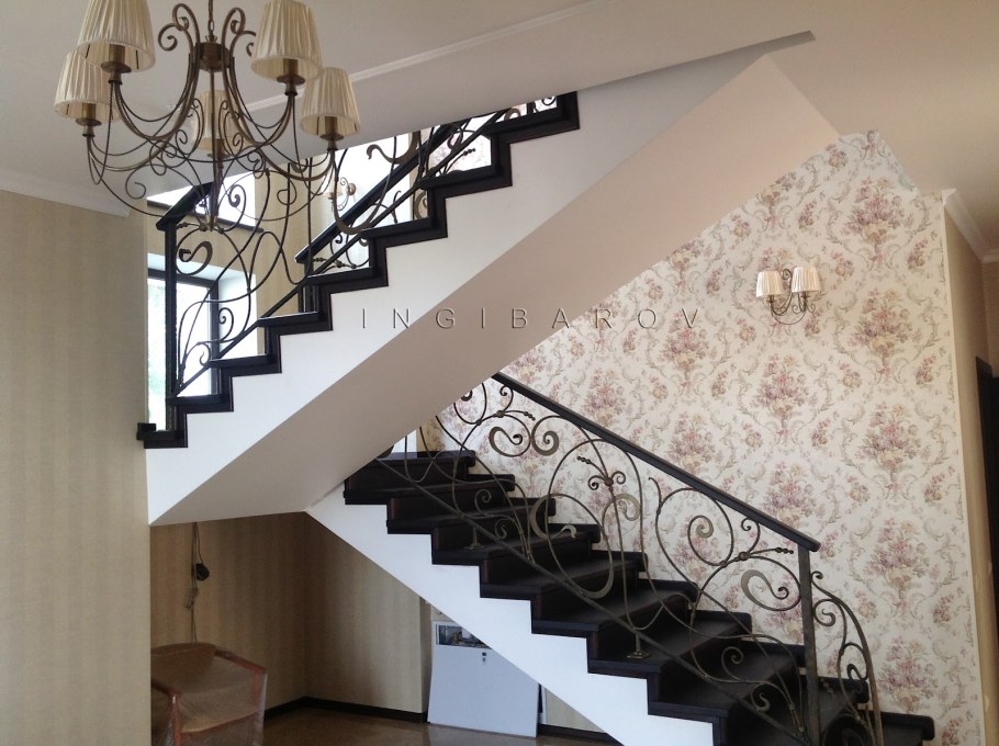 Дизайнерская кованая лестница на второй этаж