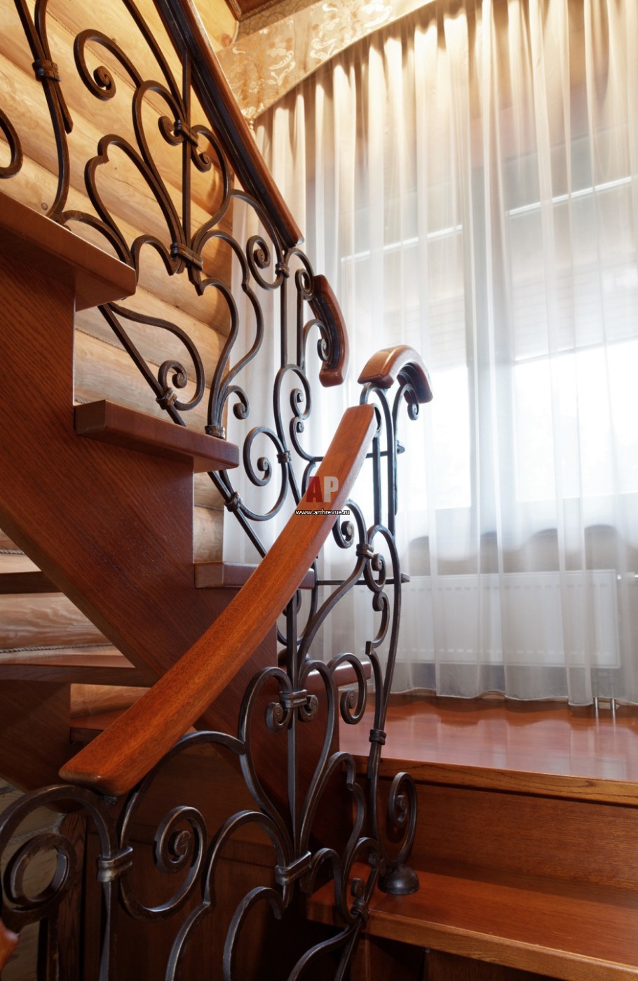 Лестница с кованными перилами