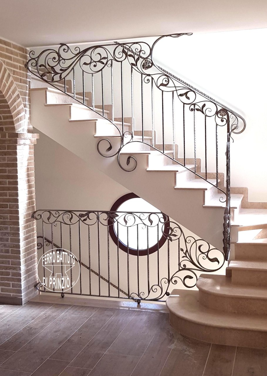 Кованые перила в дом