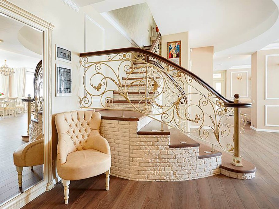 Лестница с кованными перилами