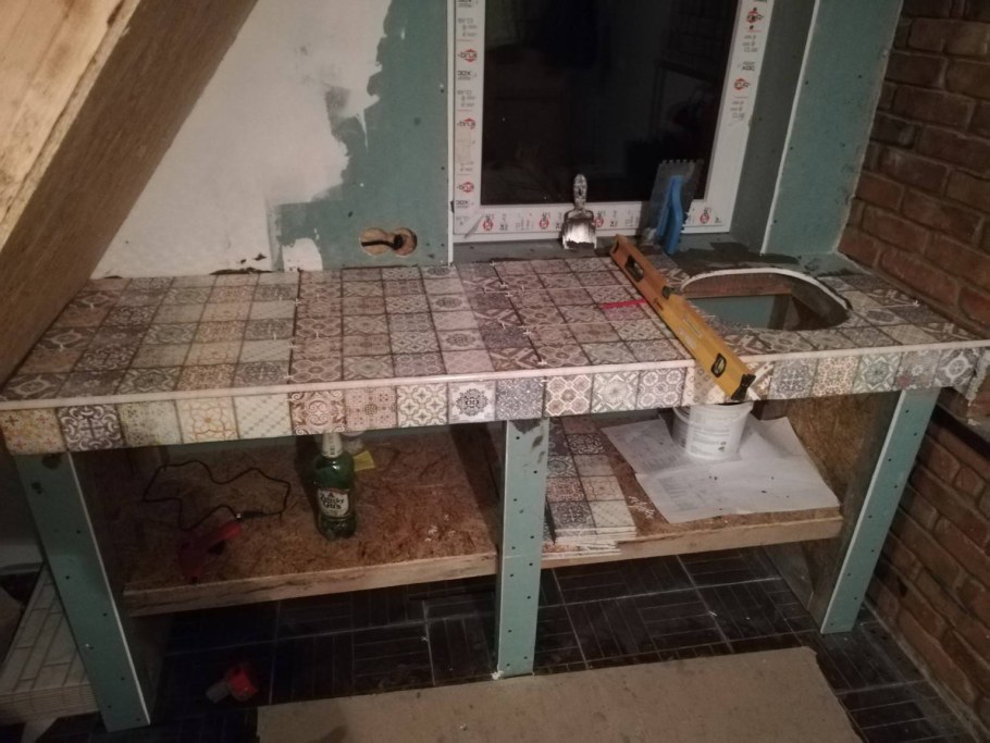 Столешница из плитки на дачную кухню