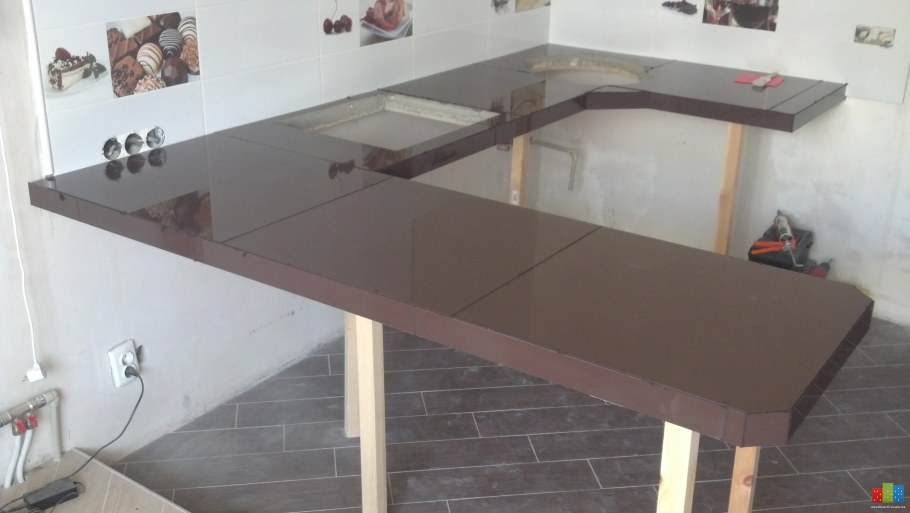 Столешница из керамогранитной плитки на кухню