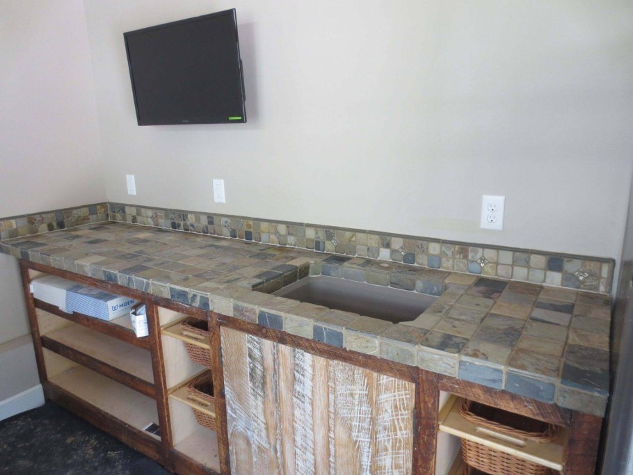 Столешница из кафельной плитки на кухне