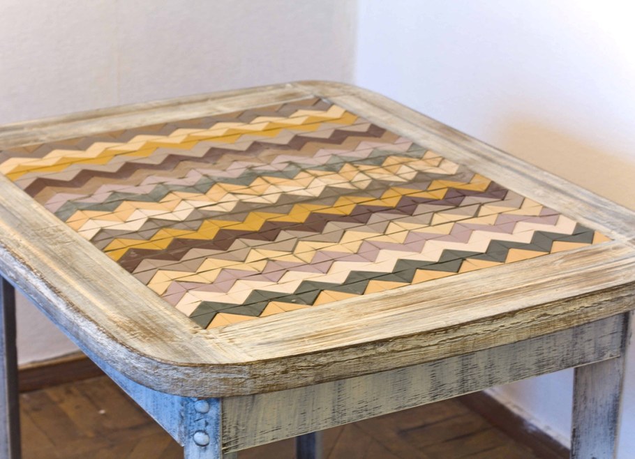 Стол с кафельной плиткой