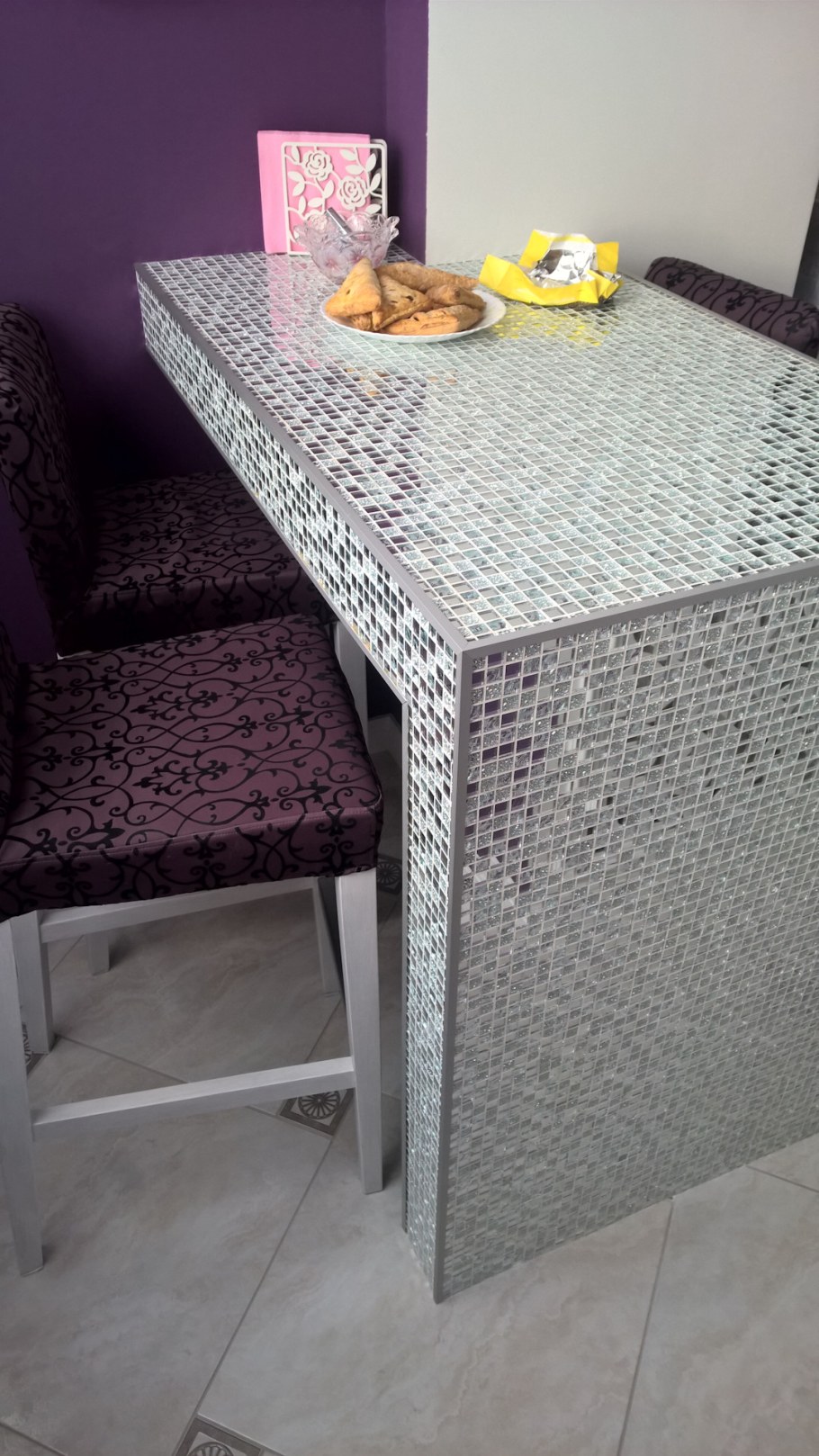 Барная стойка отделанная мозаикой