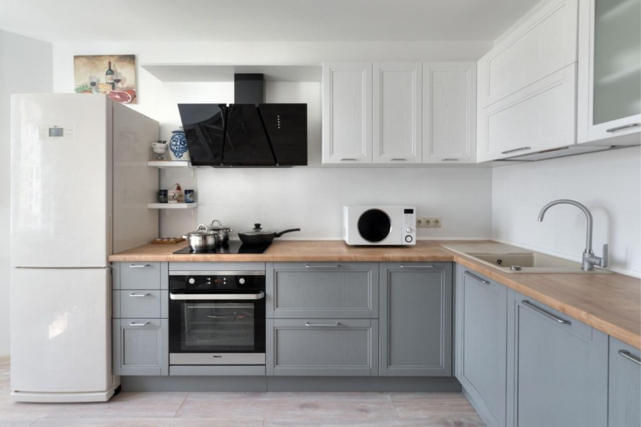 Сканди кухня серая с деревянной столешницей