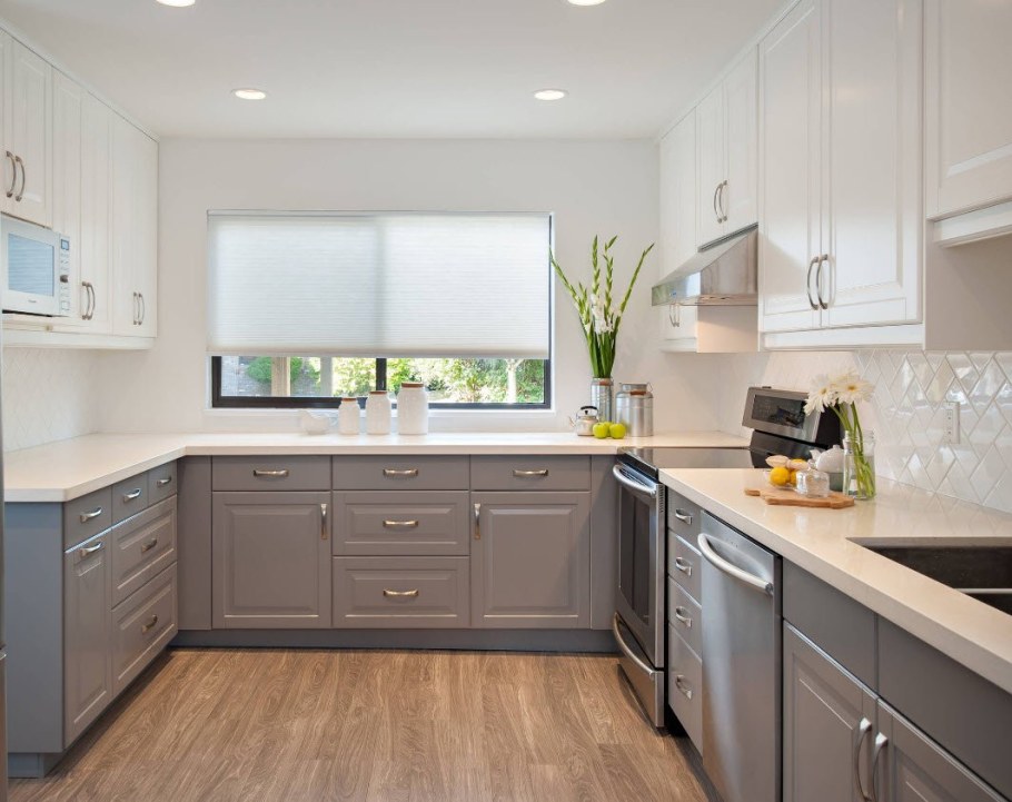 Светло серая кухня