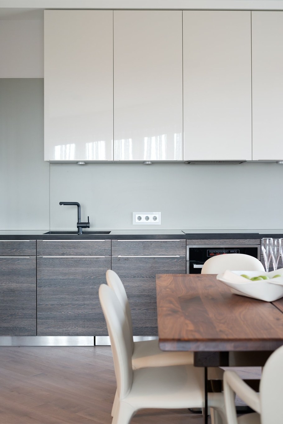 Кухня белый глянец и дерево