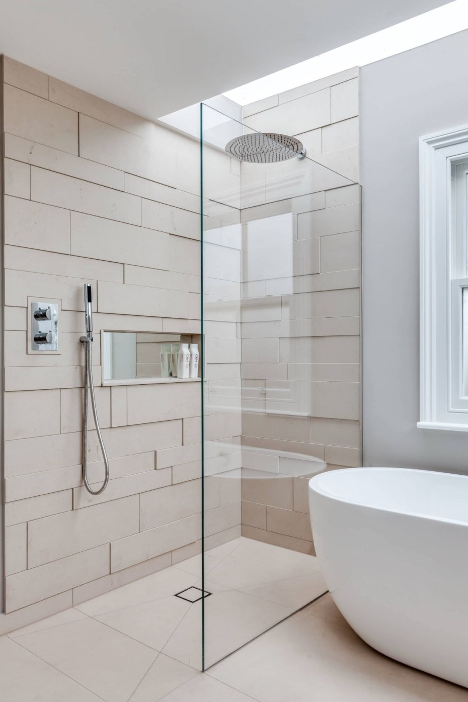 Интерьер ванной комнаты с душевой кабиной