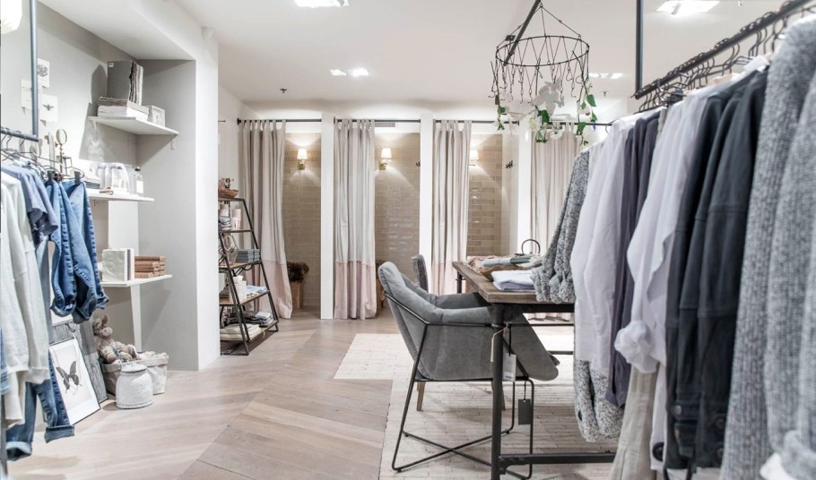 Интерьер шоурума женской одежды