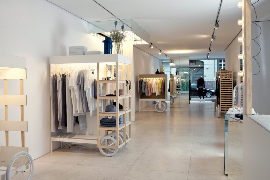 Красивый интерьер магазина одежды