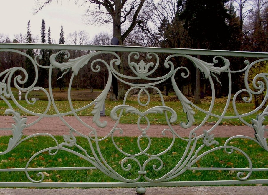 Твоих оград узор чугунный